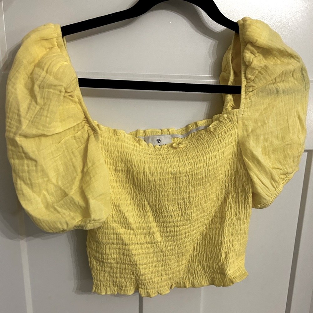 Cute yellow top!